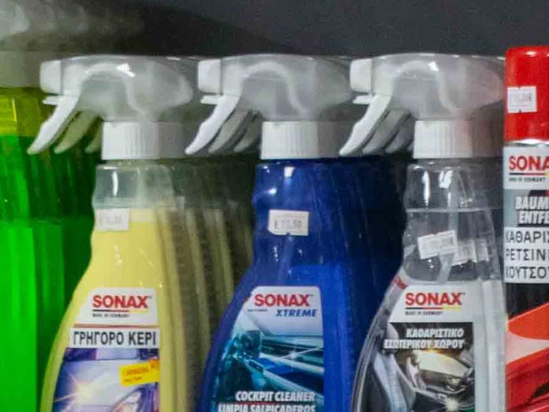 Μπουκάλι γρήγορο κερί SONAX και γυαλιστικά στο ράφι του Yabanaki